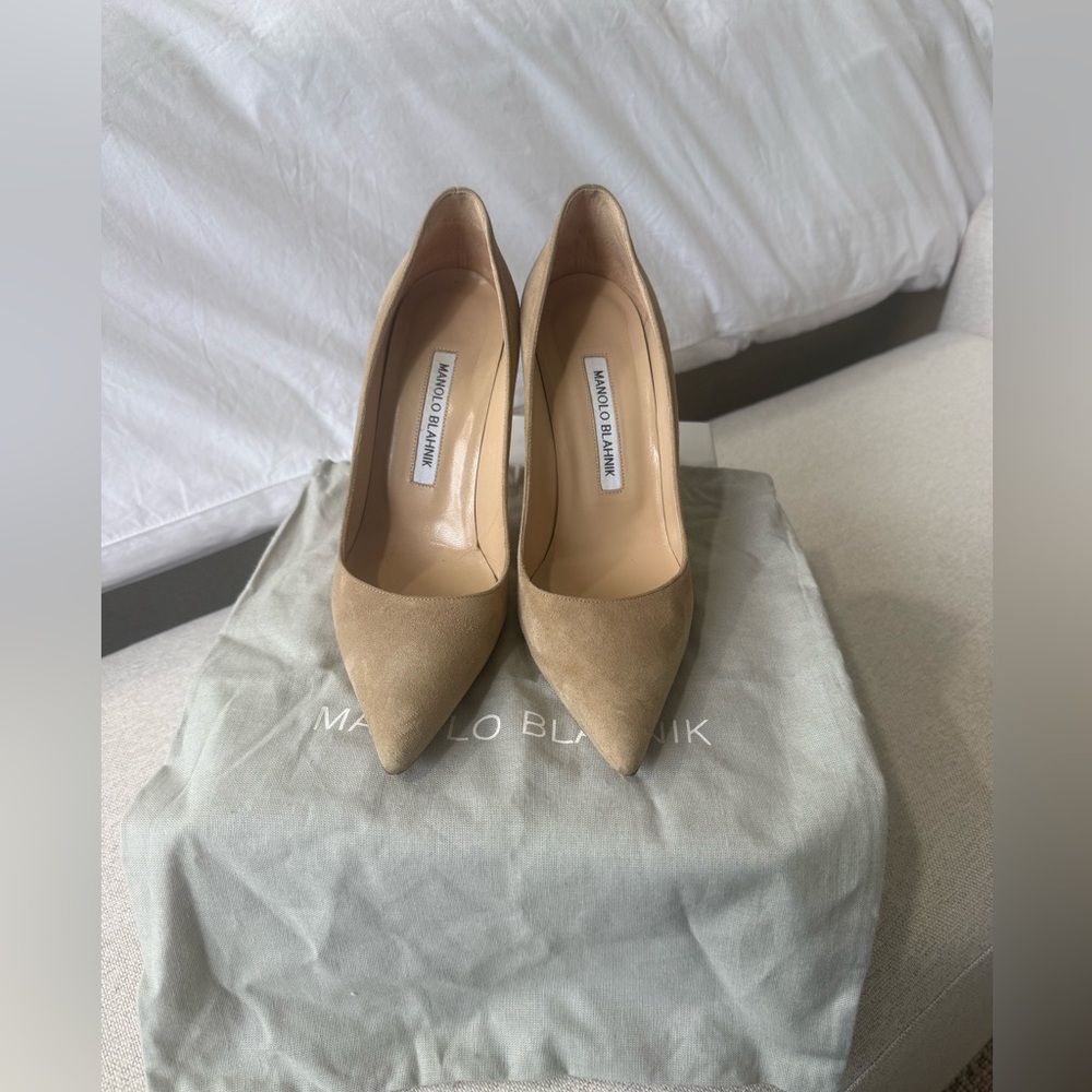 LISTING UPDATE NEW PICTURES Manolo Blahnik Beige Suede Heels